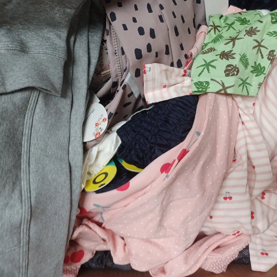 BOX OF APPROXIMATELY 20 ASSORTED KID'S CLOTHING AND FASHION ITEMS IN VARIOUS STYLES, SIZES, AND COLOURS, ETC - COLLECTION ONLY