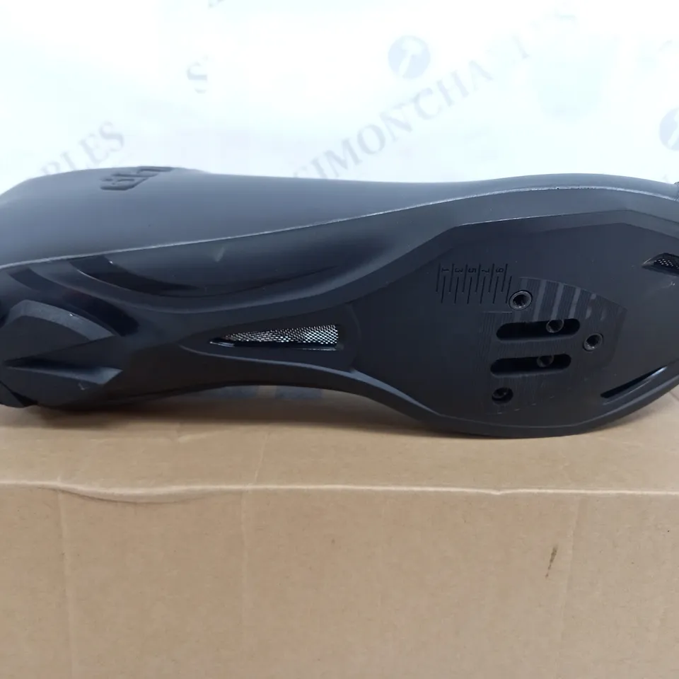 BOXED PAIR OF DHB DORICA GREROAD SHOES - EU 45