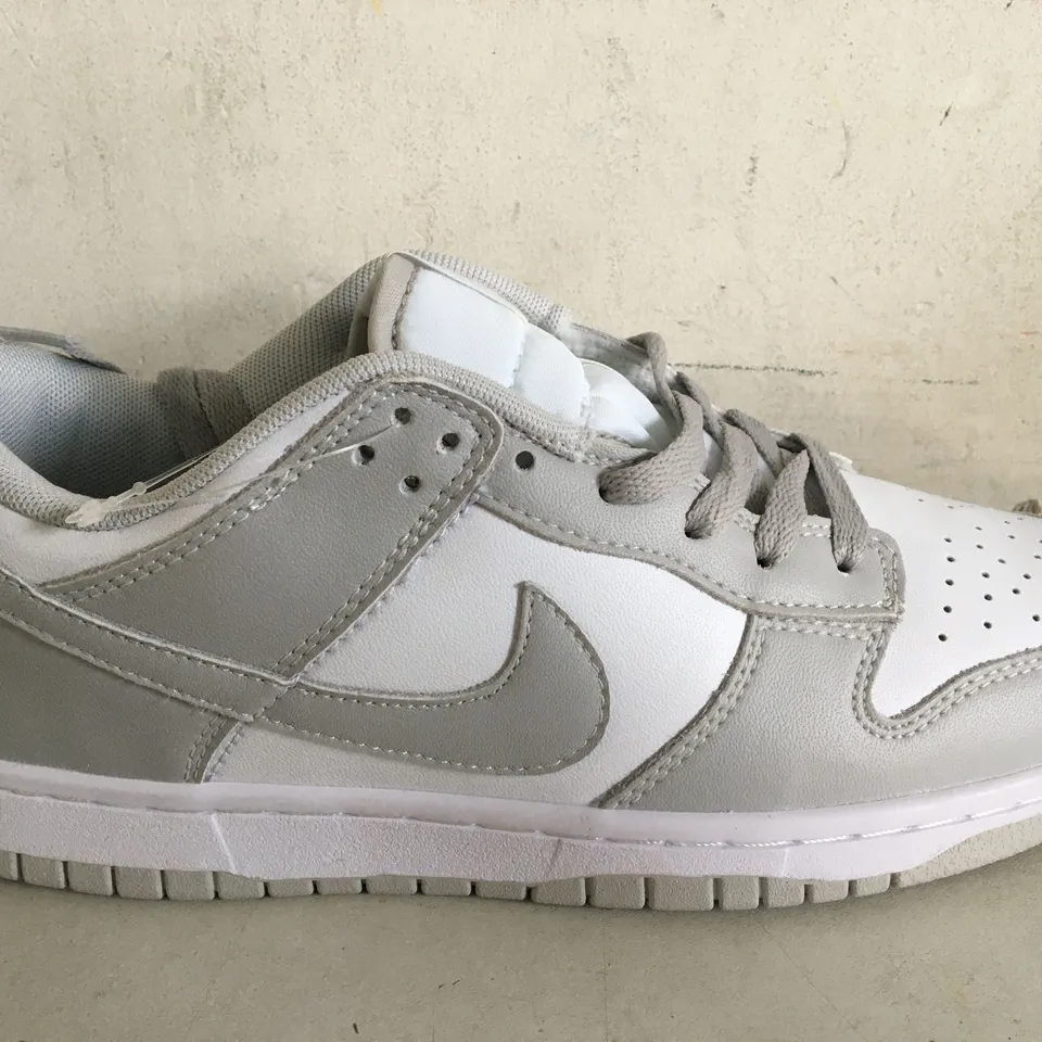 PAIR OF SIZE 5.5 WHITE NIKE TRAINERS 