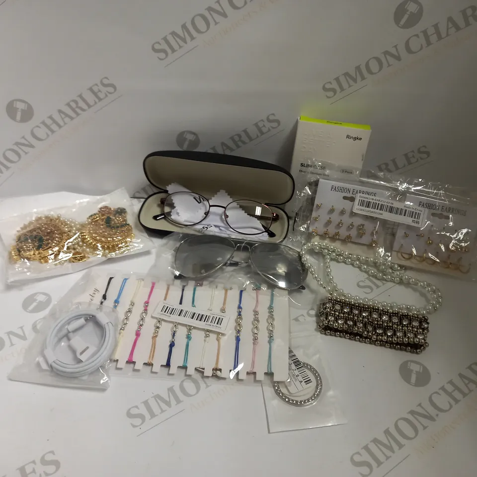 BOX OF APPROX 20 ASSORTED COSTUME JEWELLERY ITEMS INCLUDING BRACELETS, GLASSES AND RINGS