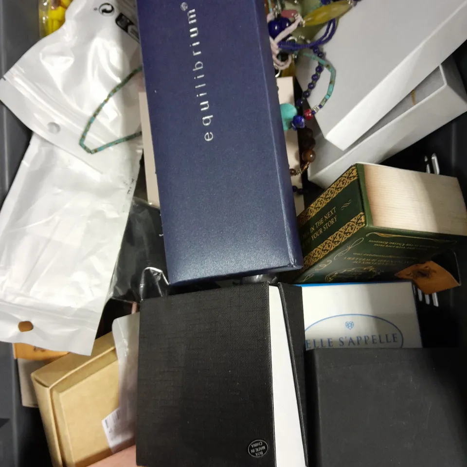 APPROXIMATELY 30 ASSORTED JEWELLERY PRODUCTS TO INCLUDE RINGS, BRACELETS, NECKLACES ETC 