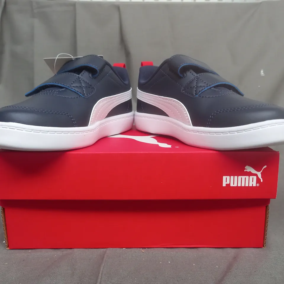 BOXED PAIR OF PUMA COURTFLEX KIDS TRAINERS IN NAVY UK SIZE 11