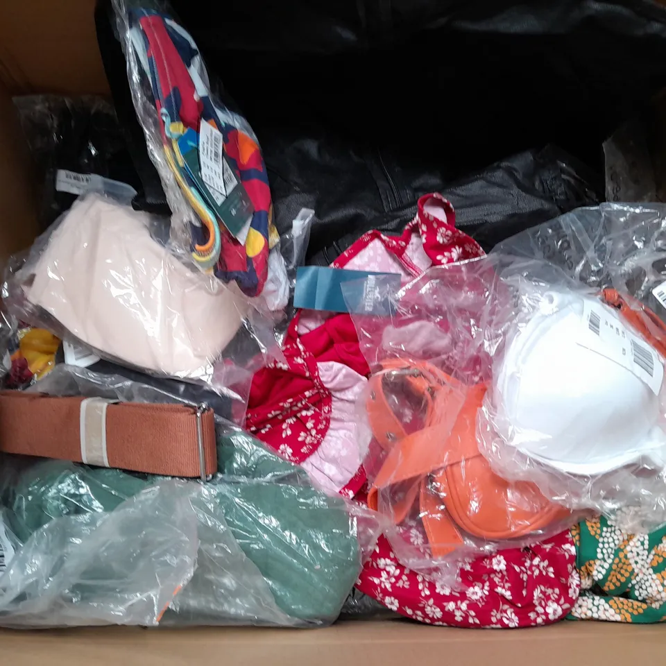 BOX OF APPROXIMATELY 25 ASSORTED CLOTHING ITEMS TO INCLUDE - JUMPERS , TOPS, DRESSES ETC 