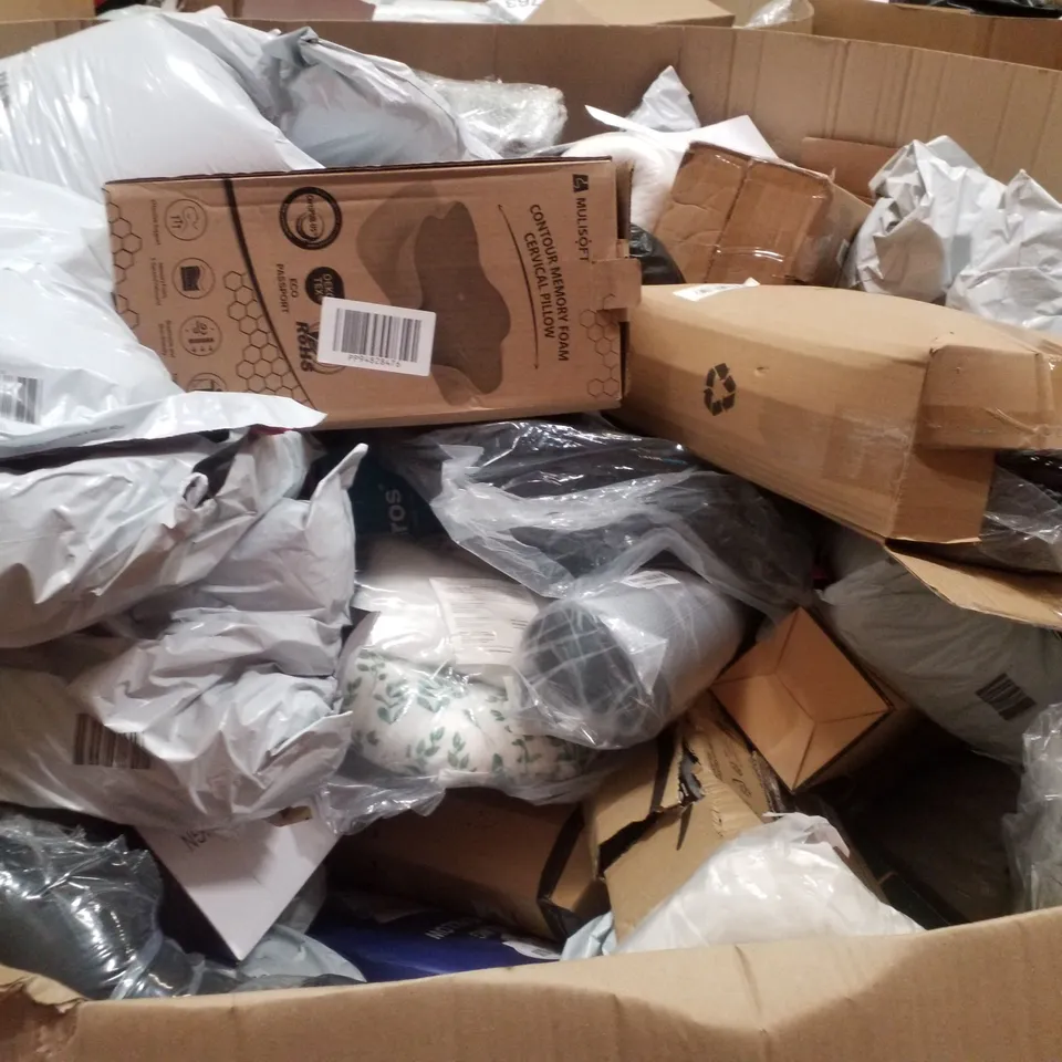 PALLET CONTAINING ASSORTED PILLOWS & CUSHIONS