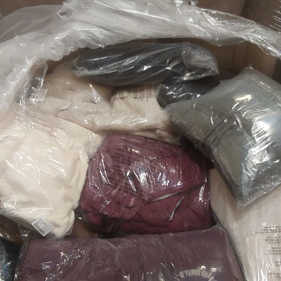 PALLET CONTAINING APPROXIMATELY 100x BRAND NEW ASSORTED DESIGNER CLOTHING ITEMS INCLUDING: JULIPA JACKET, SIMPLY BE JACKETS, JD WILLIAMS JACKET ECT