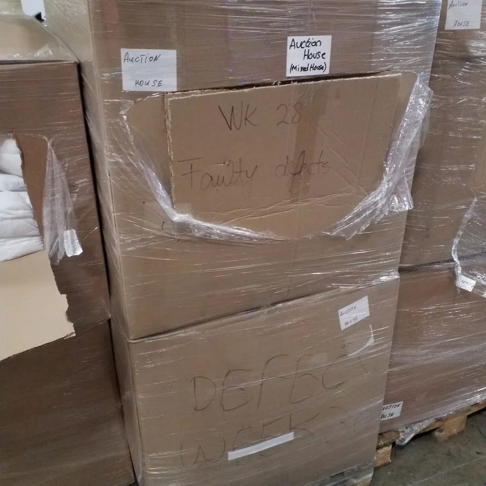 PALLET CONTAINING ASSORTED BEDDING INCLUDING PILLOWS, CUSHIONS & BEAN BAGS