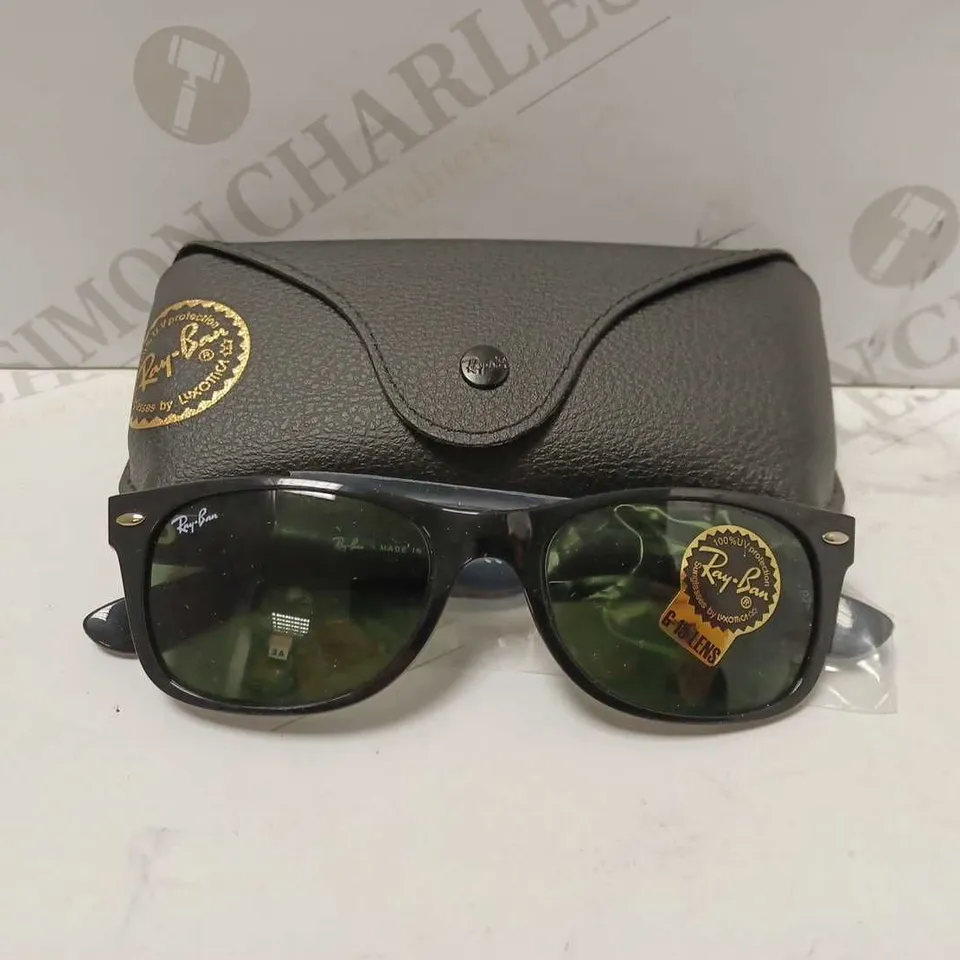 RAY-BAN WAYFARER CLASSIC SUNGLASSES IN BLACK AND GREEN RB2132