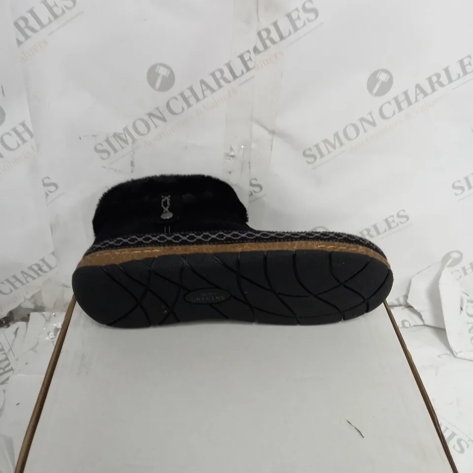 BOXED PAIR OF EARTH ORIGINS EMMALYN BLACK BOOTIES - SIZE 7