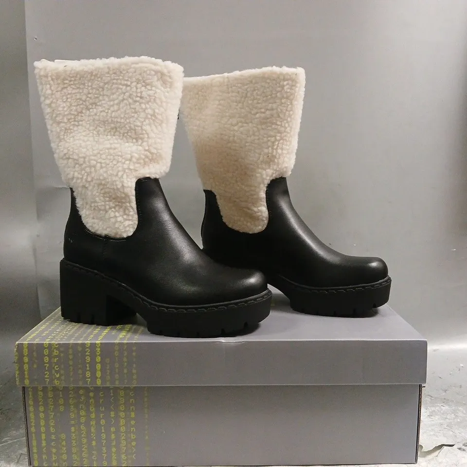 BOXED PAIR OF KOI TEXEL SHEARLING SWITCH BOOTS IN BLACK SIZE UK 5