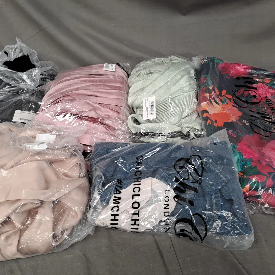APPROXIMATELY 20 ASSORTED CLOTHING ITEMS IN VARIOUS STYLES AND SIZES 