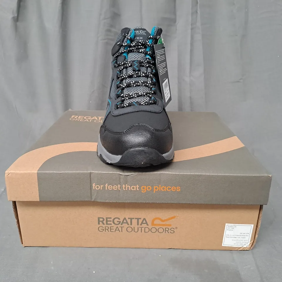 BOXED PAIR OF REGATTA LADY VENDEAVOUR BOOTS IN BLACK/BLUE UK SIZE 7