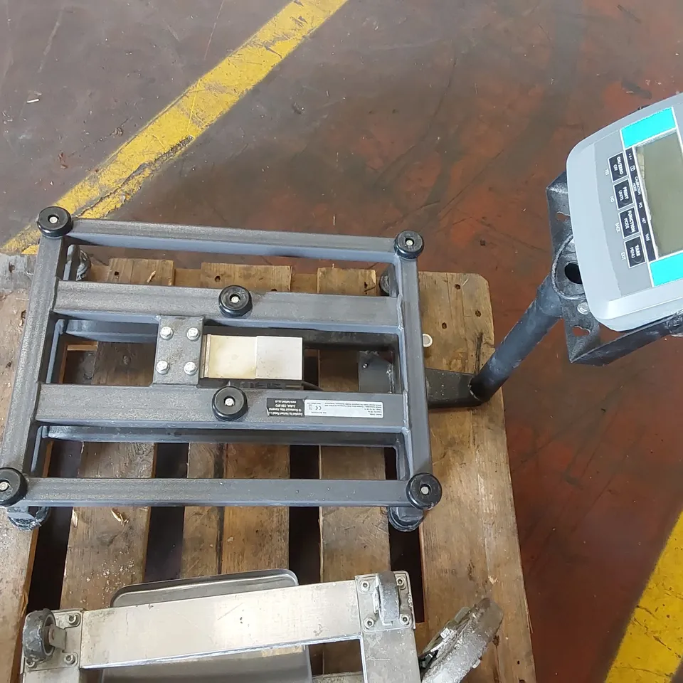 PALLET CONTAINING 1X HERBERT BPS700 SERIES SCALE BODY, ASSORTED PORTABLE SCALE TROLLEY BASES AND OTHER METAL ITEMS 