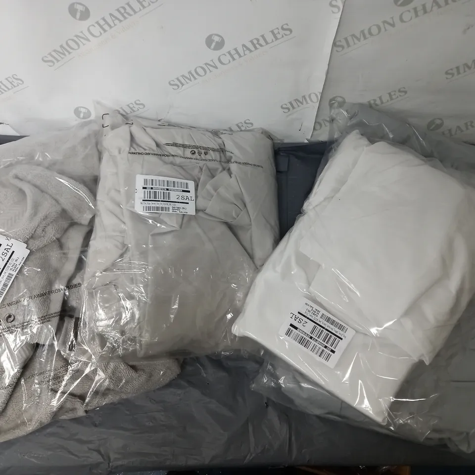 A SELECTION OF FITTED SHEETS AND A GREY TOWEL SIZES UNSPECIFIED 