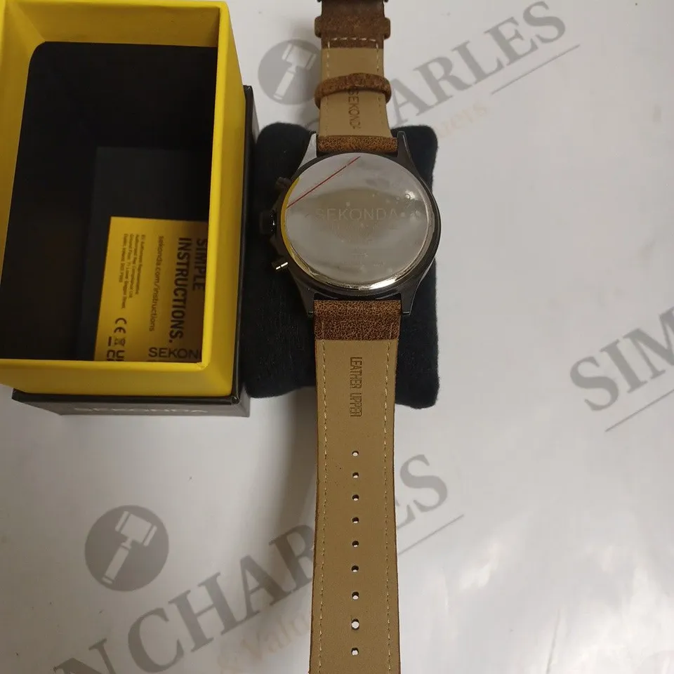 BOXED SEKONDA GENTS BLACK DIAL SPORTS WATCH WITH GENUINE LEATHER STRAP - BROWN