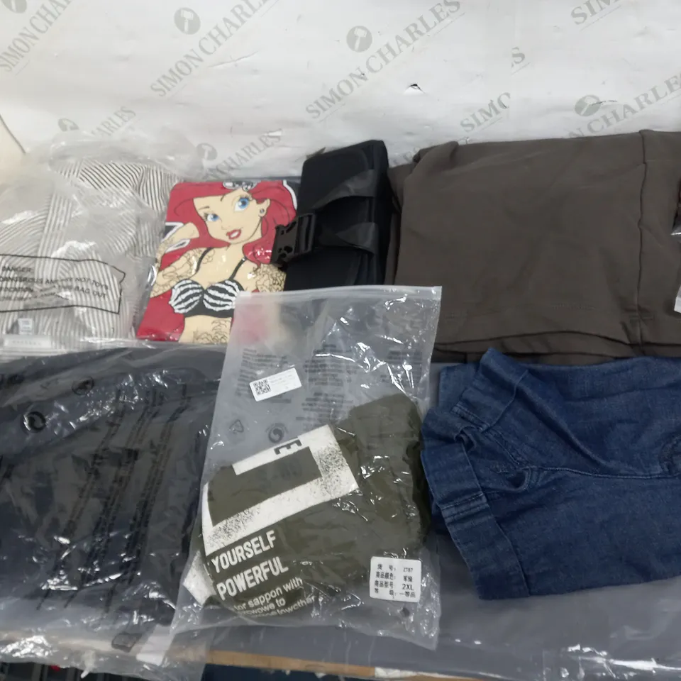 LARGE QAUNTIITY OF ASSORTED CLOTHING ITEMS TO INCLUDE DRESSES, JEANS, SHIRTS, ETC