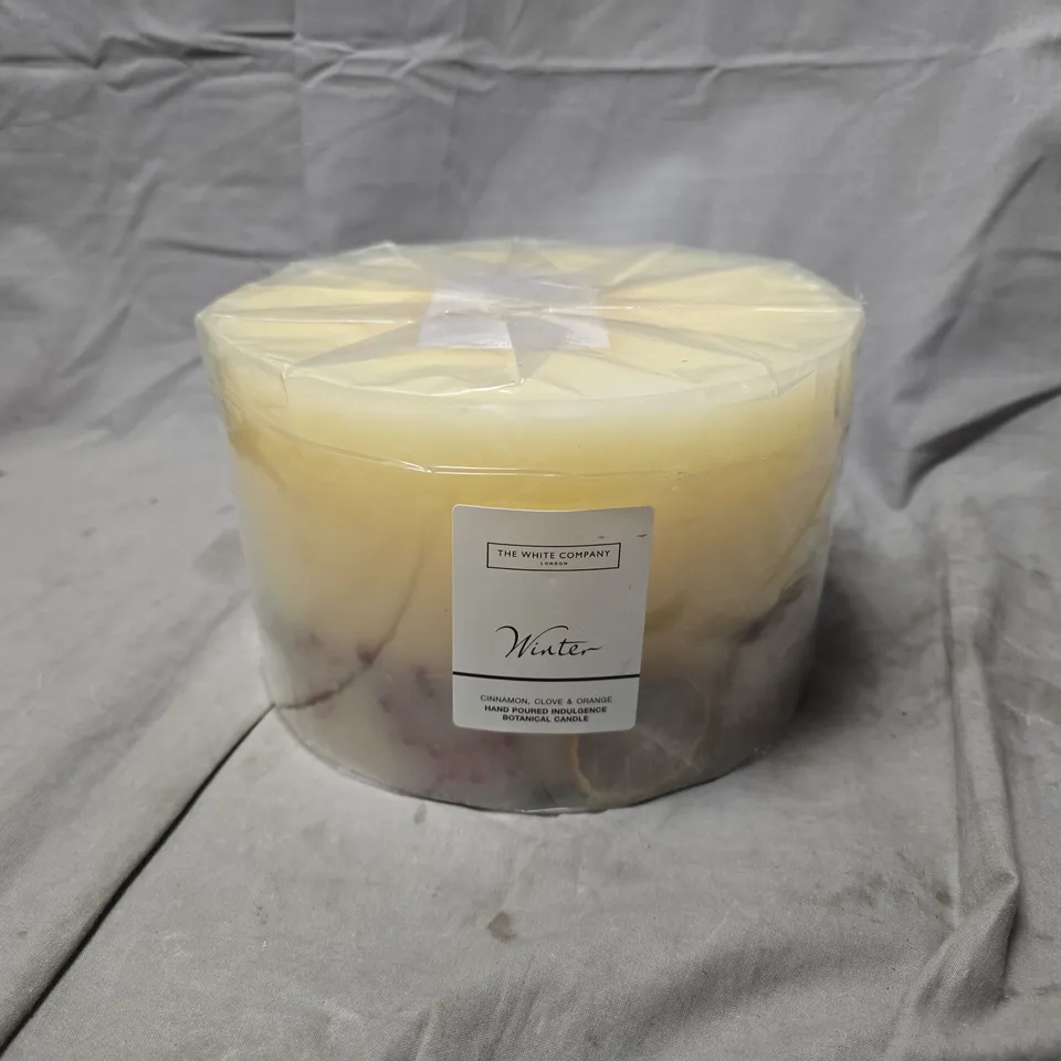 THE WHITE COMPANY WINTER CANDLE – CINNAMON, CLOVE & ORANGE, 12.7 CM HIGH X 20.3 CM DIAMETER