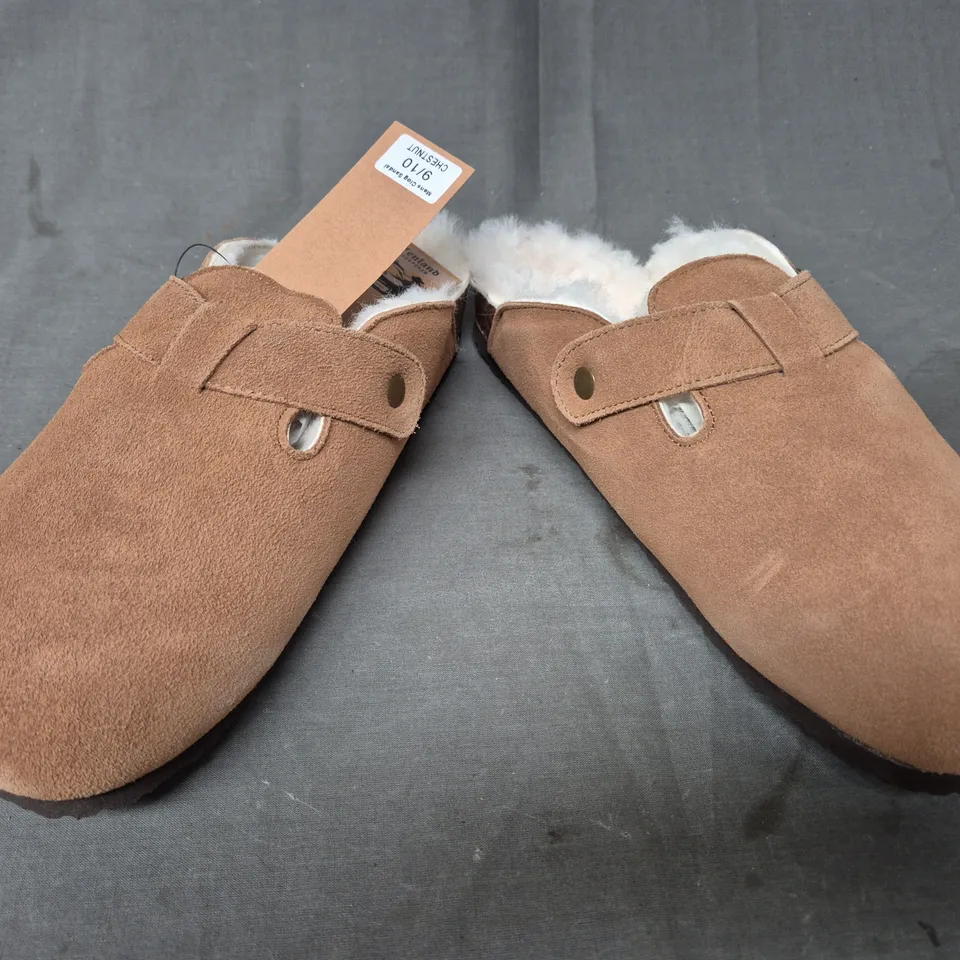 BOXED PAIR OF FENLAND MEN'S CLOG SANDALS IN CHESTNUT SIZE 9/10