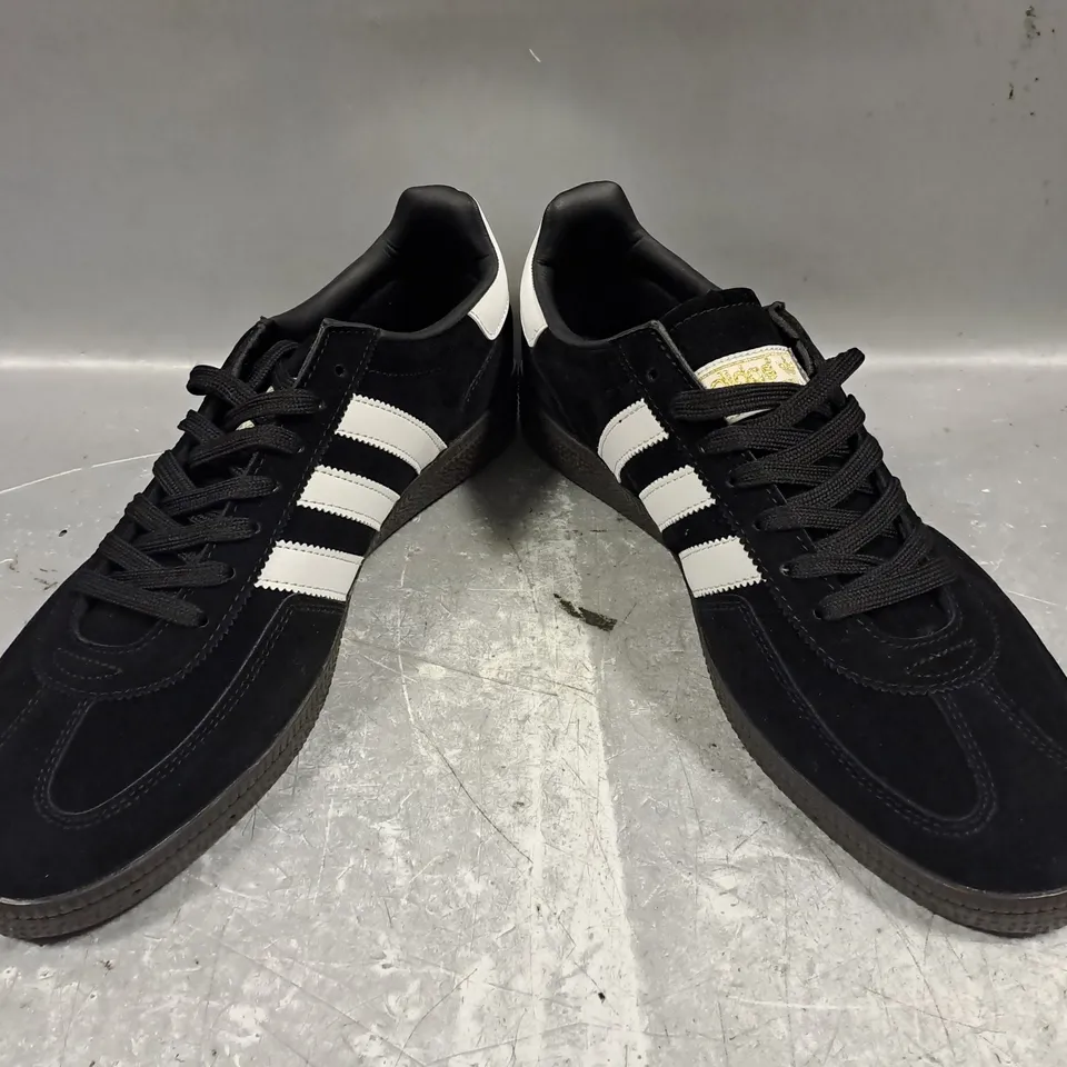 BOXED PAIR OF ADIDAS HANDBALL SPEZIAL IN BLACK/WHITE UK SIZE 10.5