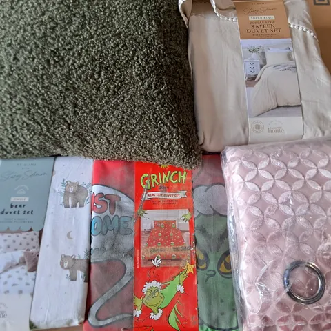 LOT OF APPROXIMATELY 10 ASSORTED BEDDING AND SOFT FURNISHING ITEMS TO INCLUDE DUVET, CURTAINS AND CUSHIONS