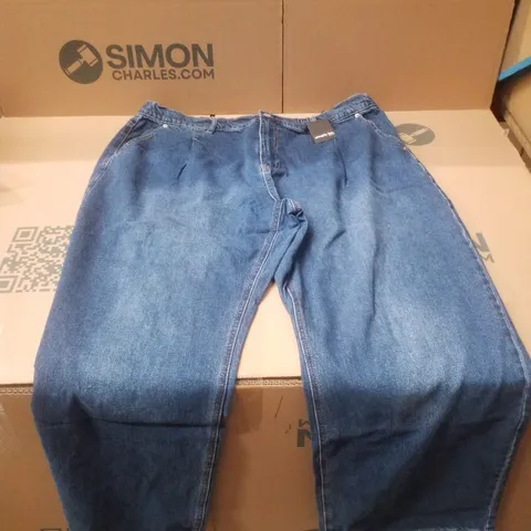 BOX CONTAINING APPROXIMATELY 12 BRAND NEW SIMPLY BE MID BLUE PLEAT DETAIL WIDE LEG JEANS - SIZE 22L