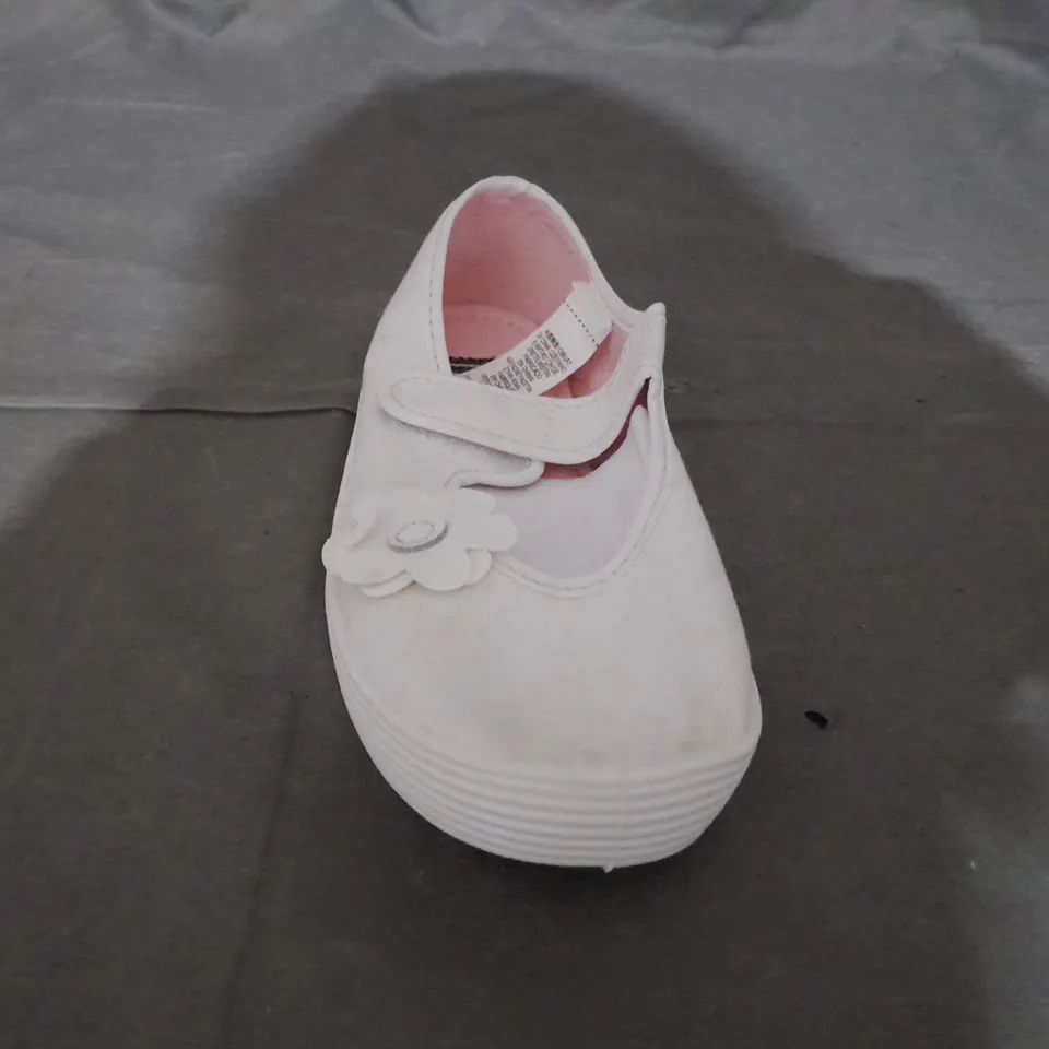 APPROXIMATELY 20 PAIRS OF KIDS PLIMSOLLS SIZE 11