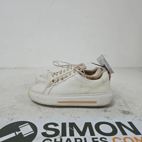 CLARKS WHITE LEATHER SNEAKERS 