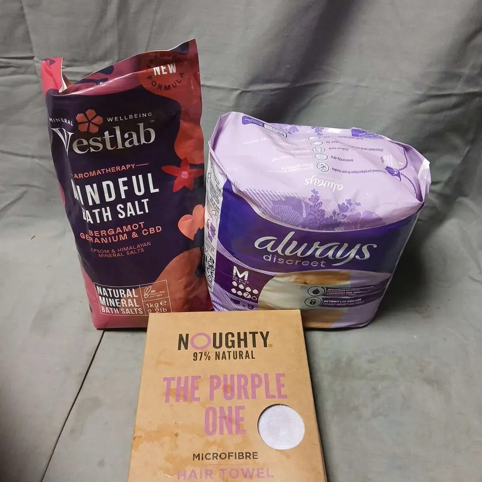 APPROXIMATELY 5 ASSORTED HEALTH & BEAUTY PRODUCTS TO INCLUDE WOMENS PADS, HAIR TOWEL WRAP AND BATH SALTS