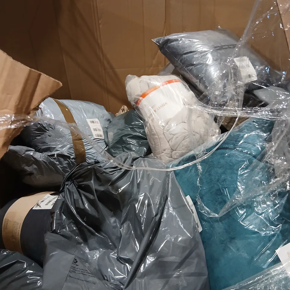 APPROXIMATELY 30 ITEMS OF ASSORTED TEXTILES TO INCLUDE; BEDDING, CURTAINS, TOWELS AND CUSHIONS BY BRANDS SUCH AS CATHERINE LANSFIELD AND BIANCA