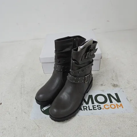 F. SHOES BY EMMA ANTONIA GREY BOOTS, UK 6