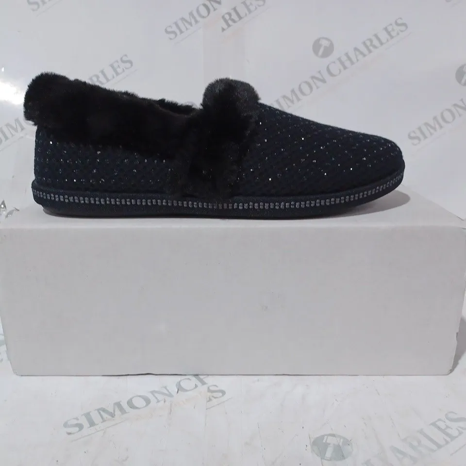 BOXED SKECHERS COZY SLIPPERS IN BLACK SIZE 8