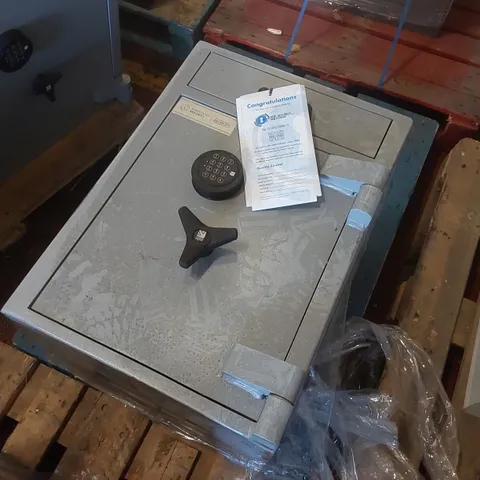 ASSOCIATED SECURITY HEAVY DUTY SECURITY SAFE - LOCKED