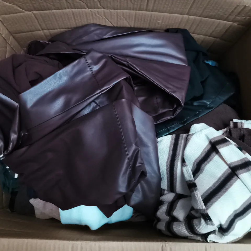 APPROXIMATELY 20 ASSORTED CLOTHING ITEMS IN VARIOUS SIZES, STYLES & COLOURS TO INCLUDE BRANDS SUCH AS NINA LEONARD, KIM&CO, CUDDL DUDDS, ETC - COLLECTION ONLY