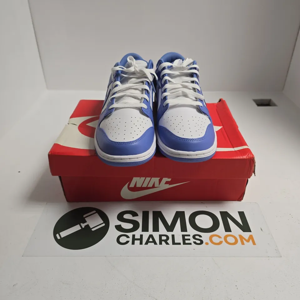 BOXED PAIR OF NIKE DUNK LOW RETRO SNEAKERS IN WHITE/BLUE - UK 10.5
