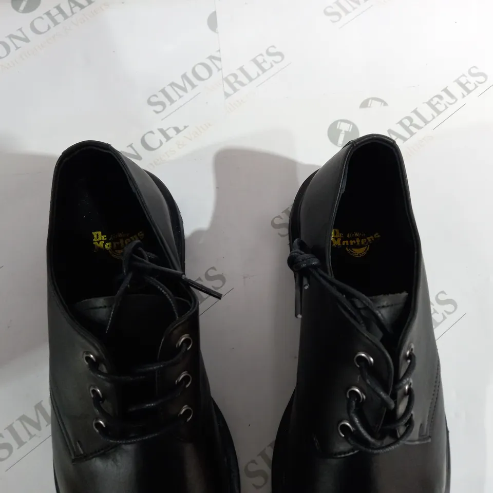 PAIR OF DR MARTENS SIZE 9 BLACK SHOES
