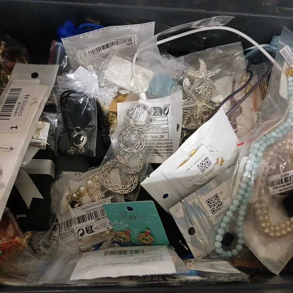 LOT OF ASSORTED JEWELLERY AND WATCH ITEMS TO INCLUDE EARRINGS, BRACELETS AND NECKLACES