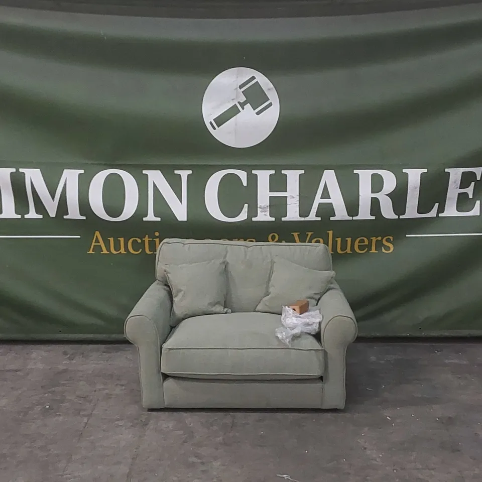 QUALITY DESIGNER WILLIAM FABRIC UPHOLSTERED CUDDLE CHAIR