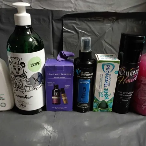 APPROXIMATELY 15 ASSORTED HEALTH & BEAUTY PRODUCTS TO INCLUDE SHOWER GELS, SENSODYNE AND TED BAKER