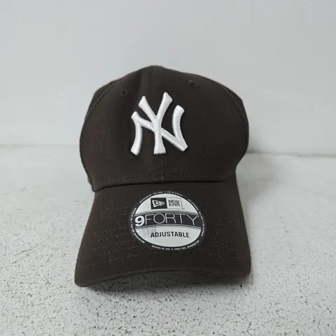 NEW ERA 9FORTY ADJUSTABLE BASEBALL CAP – BLACK WITH NY LOGO