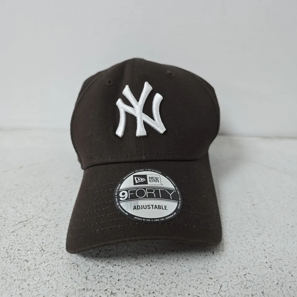NEW ERA 9FORTY ADJUSTABLE BASEBALL CAP – BLACK WITH NY LOGO