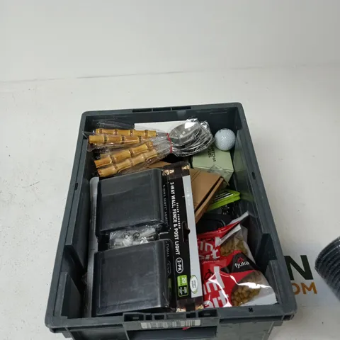 TOTE OF APPROXIMATELY 12 ASSORTED ITEMS TO INCLUDE: SANDING DISCS 