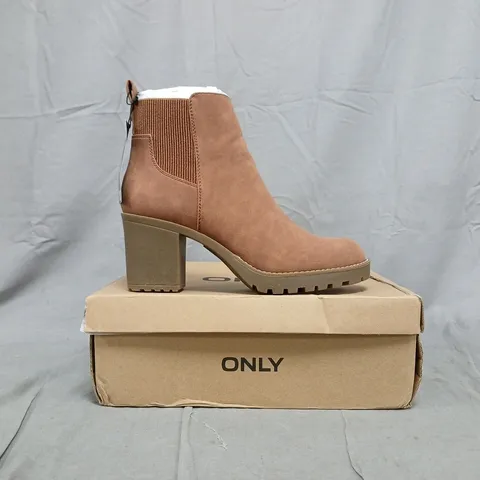 BOXED PAIR OF ONLY BARBARA HEELED CHELSEA BOOTS IN COGNAC SIZE UK 7