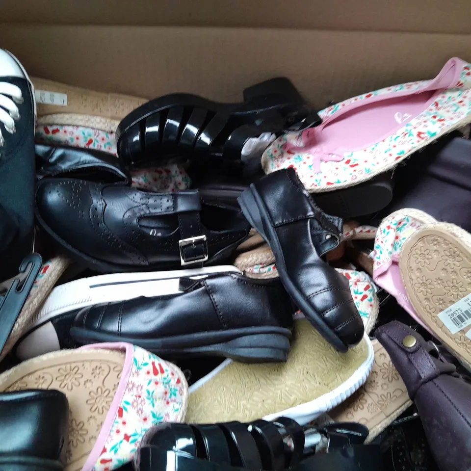 BOX OF APPROX 32 ASSORTED KIDS SHOES IN VARIOUS SIZES & COLOURS 