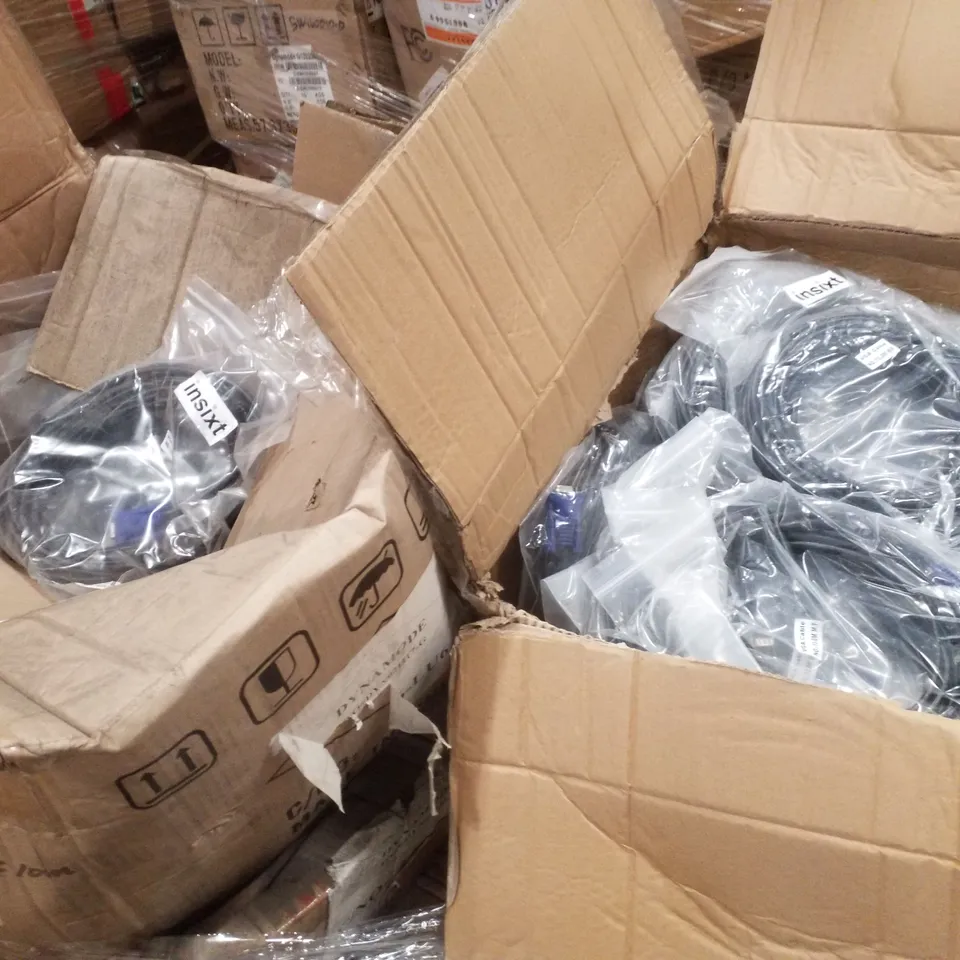 PALLET CONTAINING LARGE QUANTITY OF CABLES IN VGA CABLES