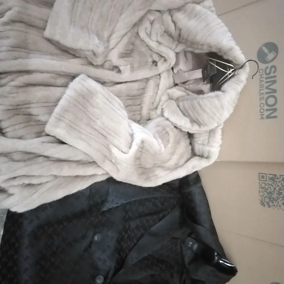 A PALLET CONTAINING APPROXIMATELY 80 BRAND NEW DESIGNER WOMEN'S CLOTHES WHICH INCLUDE; JD WILLIAMS VARIOUS STYLES OF COATS, BLAZERS ETC