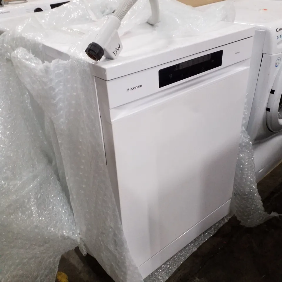 HISENSE 16 PLACE SETTINGS FREESTANDING DISHWASHER  - UNPROCESSED RAW RETURN