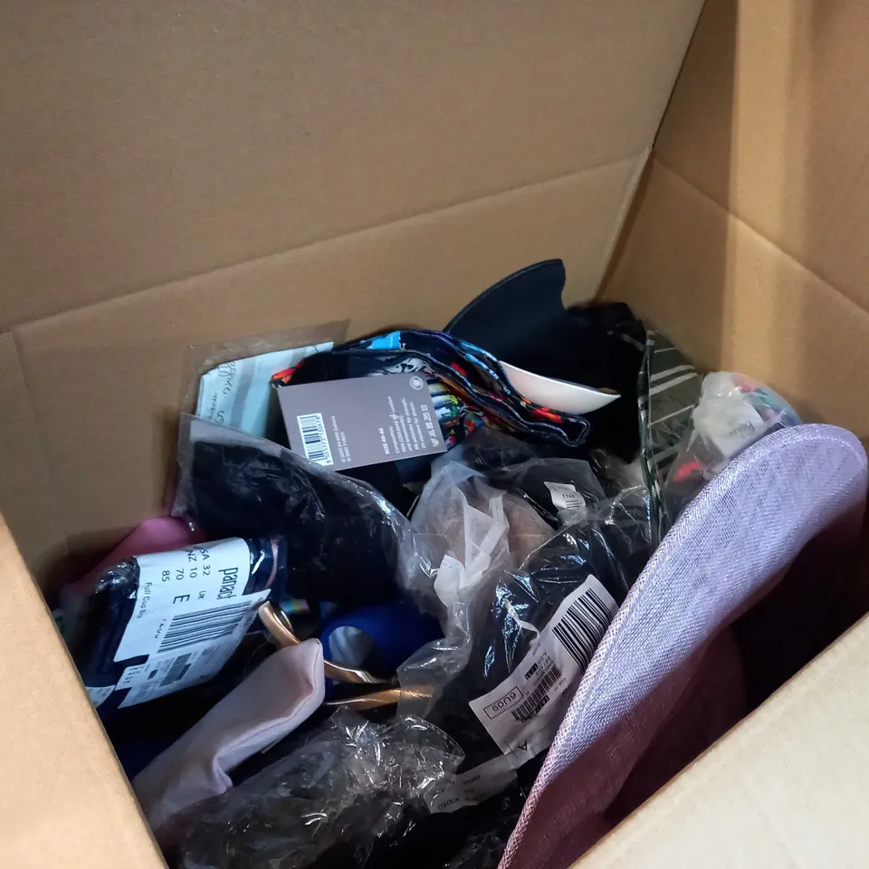 LOT OF APPROX. 15 ASSORTED CLOTHING ACCESSORIES  IN VARYING SIZES/COLOURS/STYLES TO INCLUDE: THERMAL SOCKS, BRA'S, BELTS