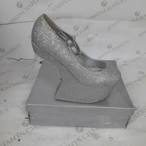 BOXED PAIR OF CASSANDRA PLATFORM SHOE IN SILVER GLITTER SIZE 7