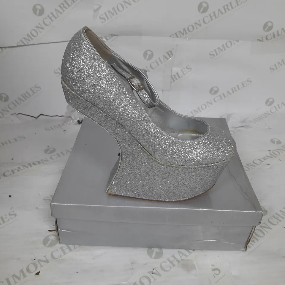 BOXED PAIR OF CASSANDRA PLATFORM SHOE IN SILVER GLITTER SIZE 7