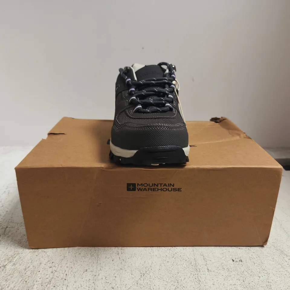 BOXED PAIR OF MOUNTAIN WAREHOUSE MCLEOD WOMENS WIDE FIT WALKING SHOES IN DARK GREY SIZE UK 7