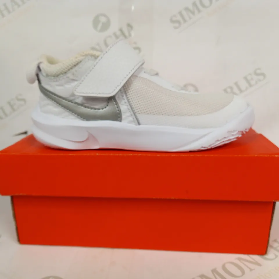 BOXED PAIR OF NIKE TEAM HUSTLE D10 KIDS SHOES IN WHITE/SILVER UK SIZE 9.5